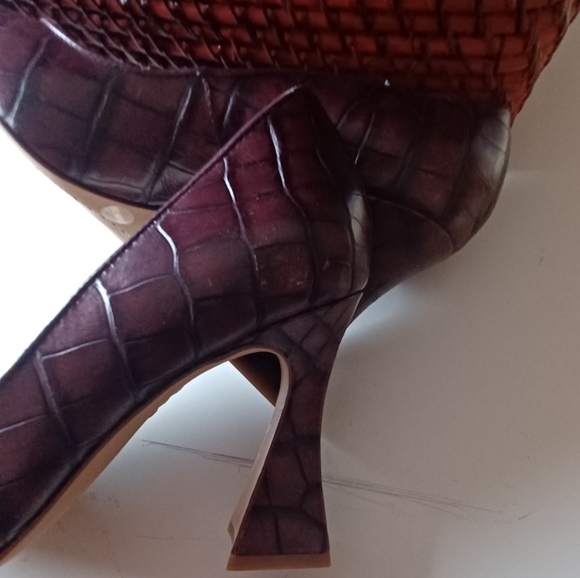 VINCE CAMUTO Flare heel pump - Picture 7 of 8